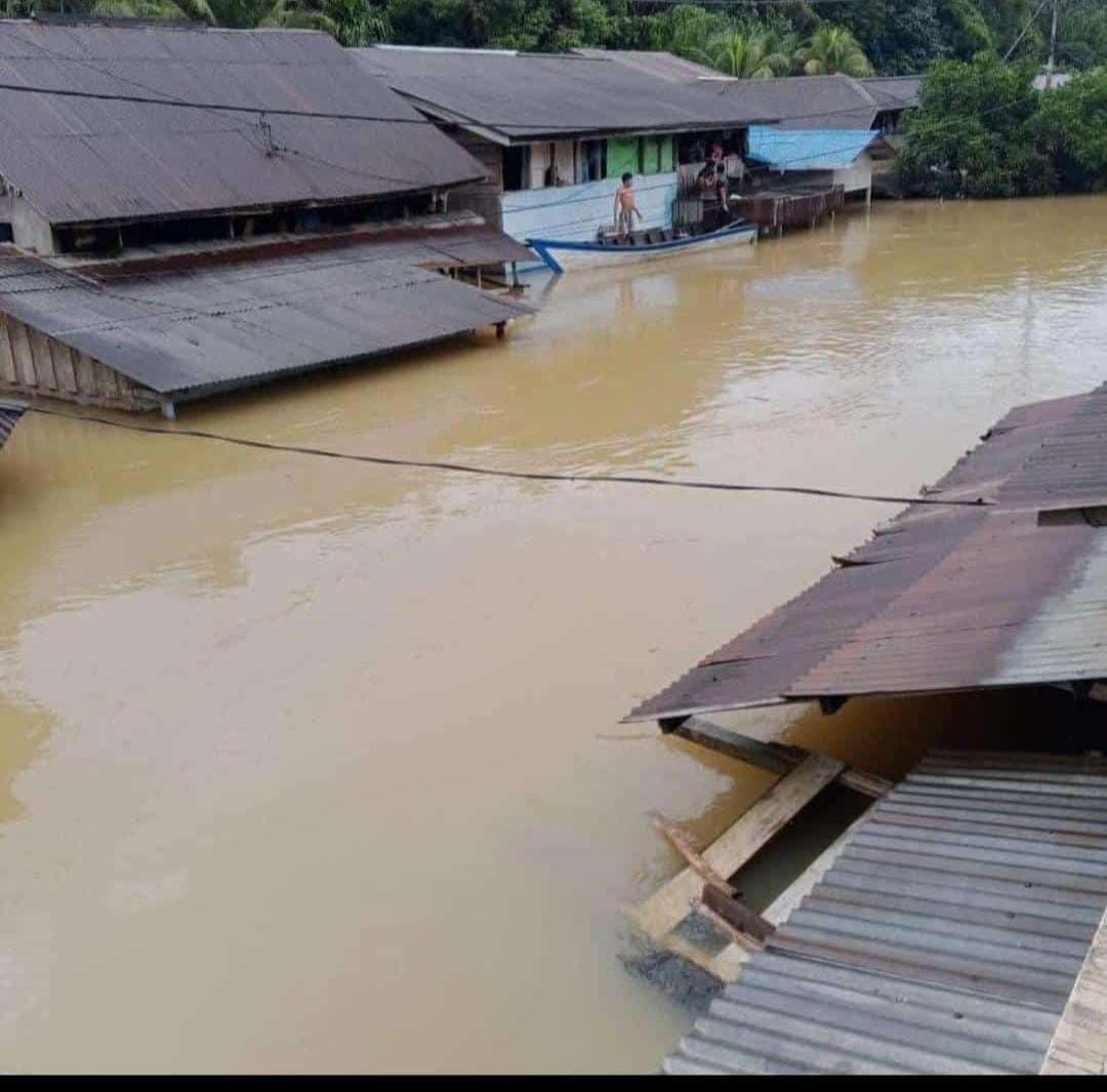 Banjir Terkuat Sepanjang Masa di Wilayah Darit, Kecamatan Menyuke, Kabupaten Landak, Provinsi Kalimantan Barat.