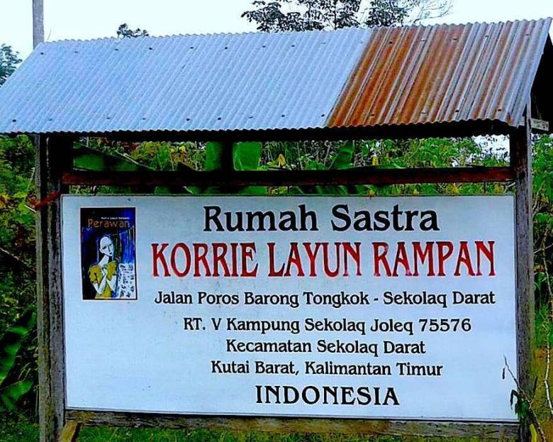 papan informasi rumah sastra Korrie Layun Rampan di Sekolaq Darat Kutai Barat
